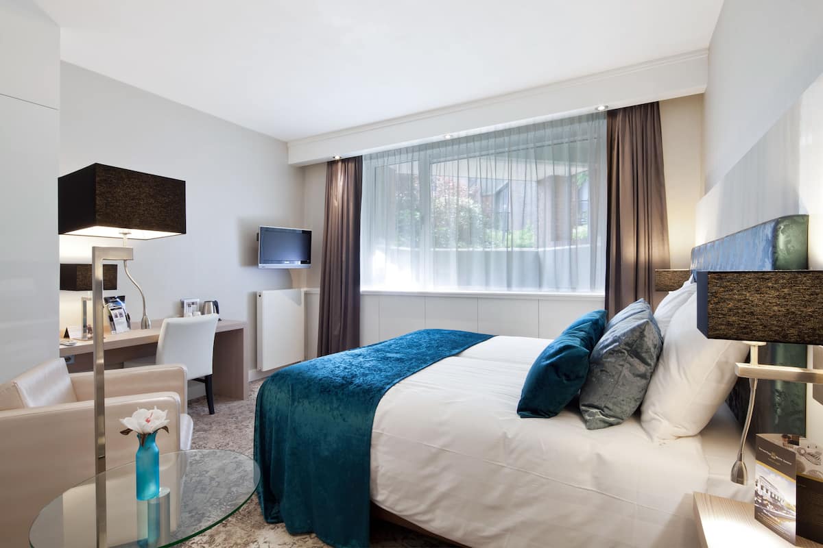 Minibar, värdeförvaringsskåp på rummet och skrivbord