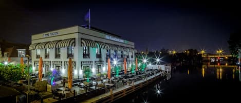 Majoituspaikan julkisivu illalla/yöllä