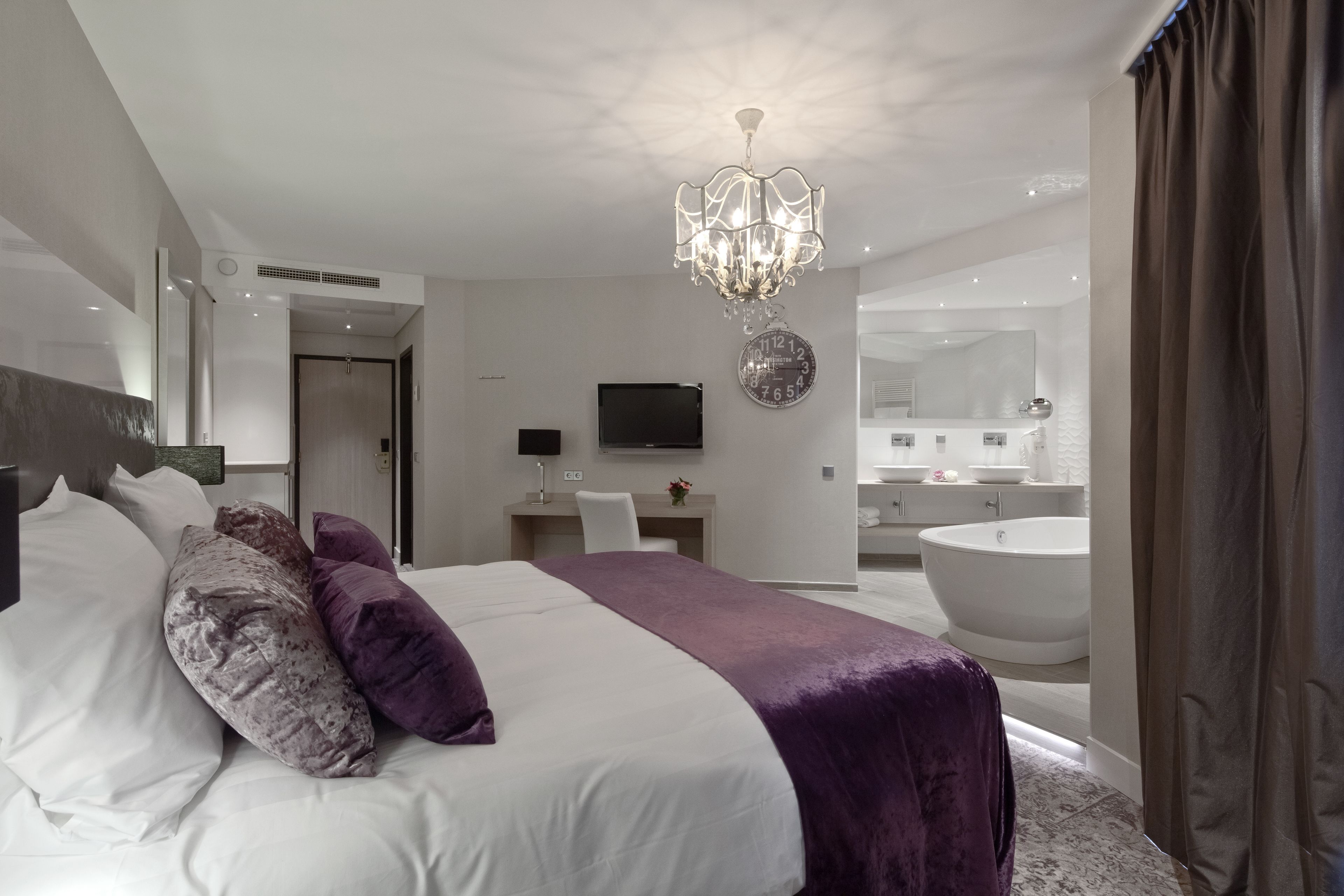 Minibar, Zimmersafe, Schreibtisch, Verdunkelungsvorhänge