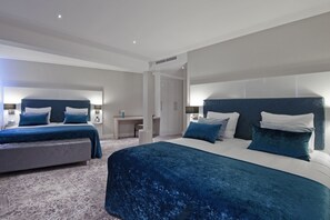 Familiekamer | Een minibar, een kluis op de kamer, een bureau, verduisterende gordijnen