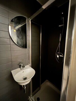 Shower, rainfall showerhead, free toiletries, hair dryer