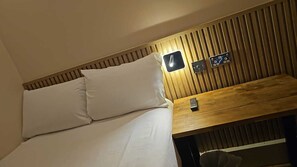 Hypo-allergenic bedding, memory-foam beds, individually decorated - Exhibition Court Hotel 4 (London)