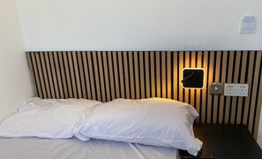Ensuite Double Room | Hypo-allergenic bedding, memory foam beds, individually decorated - Exhibition Court Hotel 4 (London)