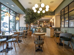 Breakfast, lunch, dinner served; Italian cuisine, garden views - Hotel Indigo London Hyde Park Paddington by IHG (London)