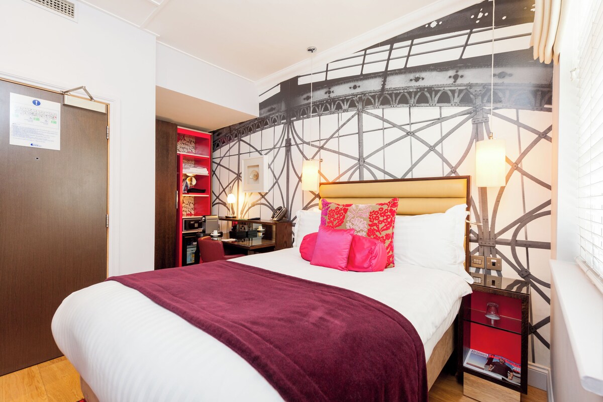 Standard Room, 1 Double Bed | Premium bedding, free minibar, in-room safe, desk