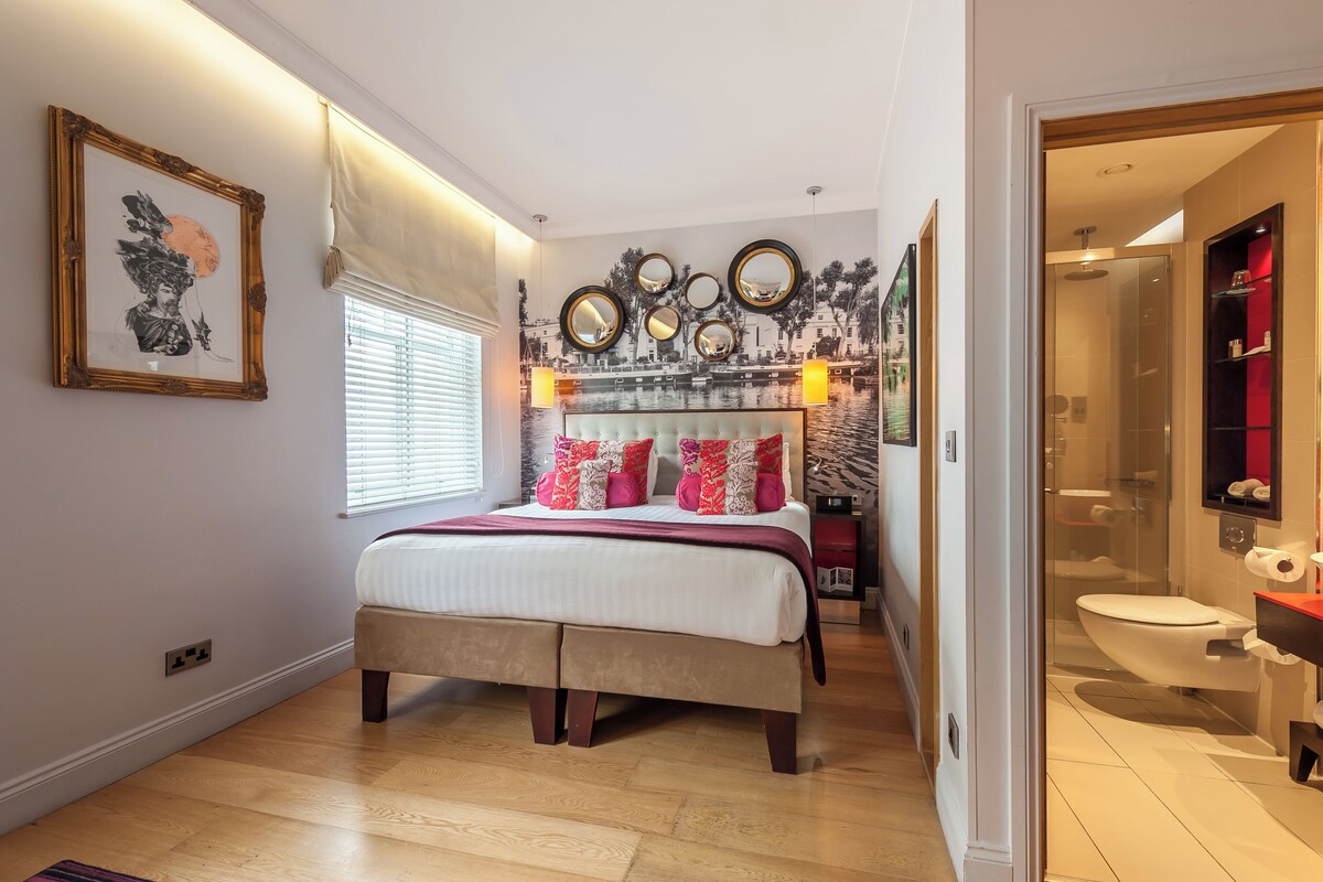 Premium bedding, free minibar, in-room safe, desk