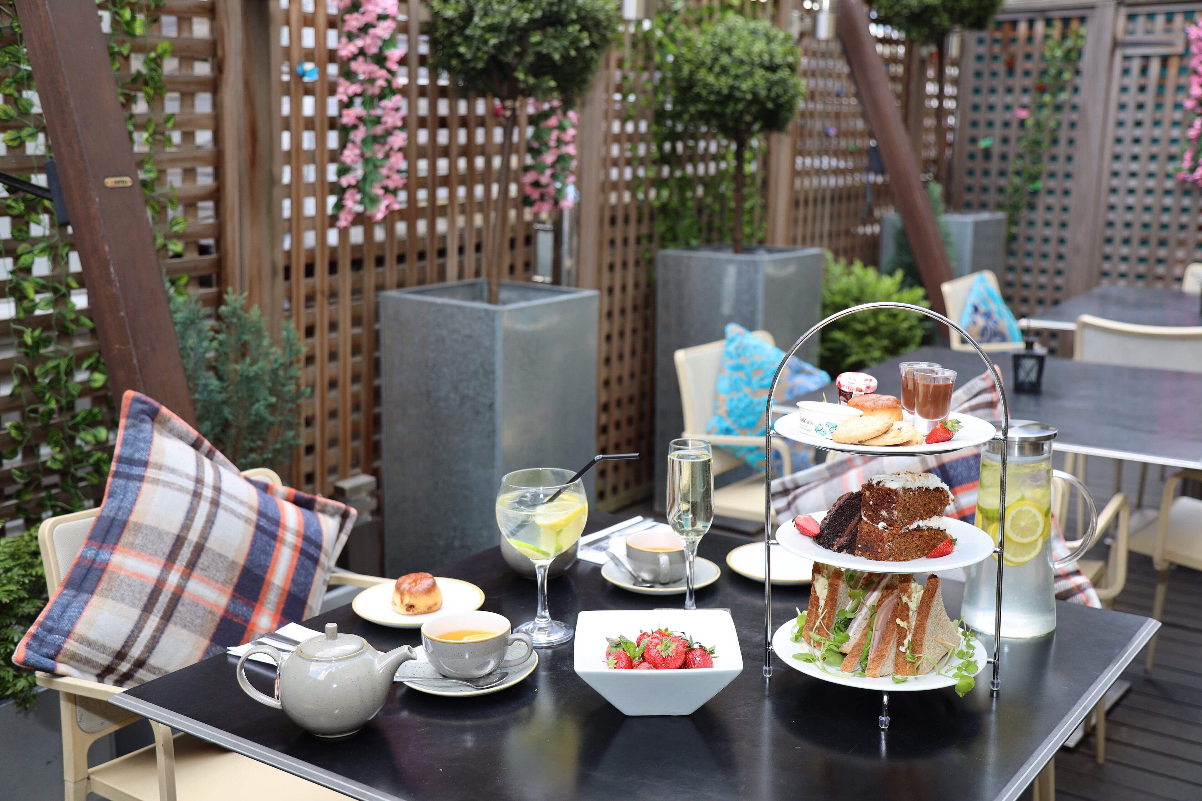 Breakfast, lunch, dinner served; Italian cuisine, garden views 