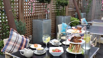 Breakfast, lunch, dinner served; Italian cuisine, garden views