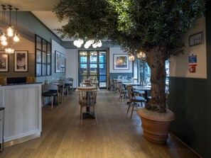 供應早餐、午餐、晚餐和早午餐