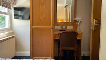 Chambre Simple Standard | Fer et planche à repasser, Wi-Fi gratuit, draps fournis