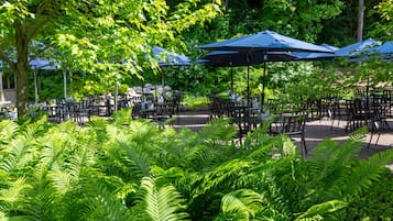 2 restaurants servant le petit déjeuner, le déjeuner et le dîner