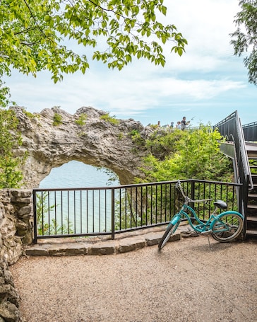 Bicycling. Island House Hotel