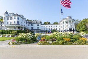 Exterior - Island House Hotel (Mackinac Island)