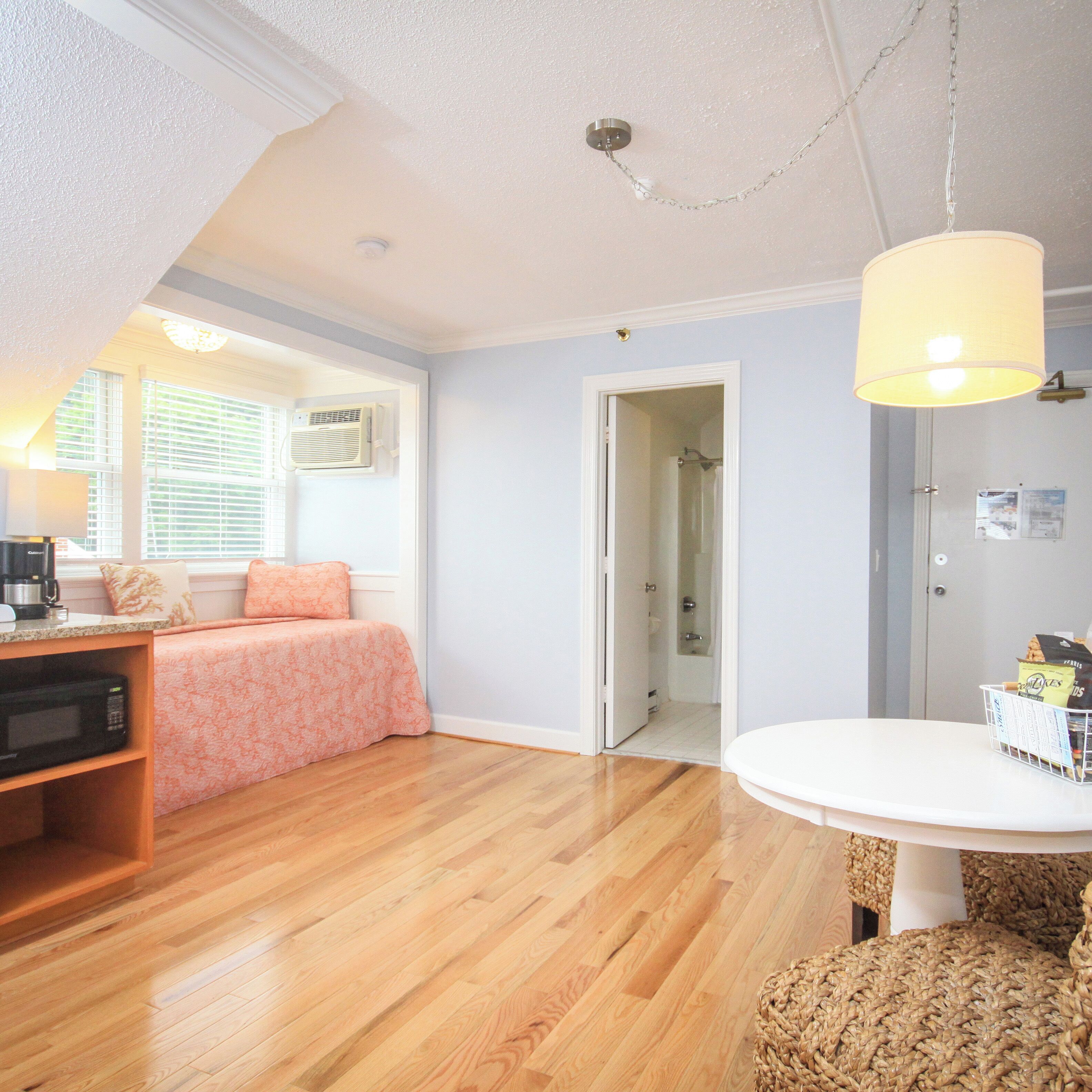 premium suite, 1 bedroom, harbour view | living area | tv