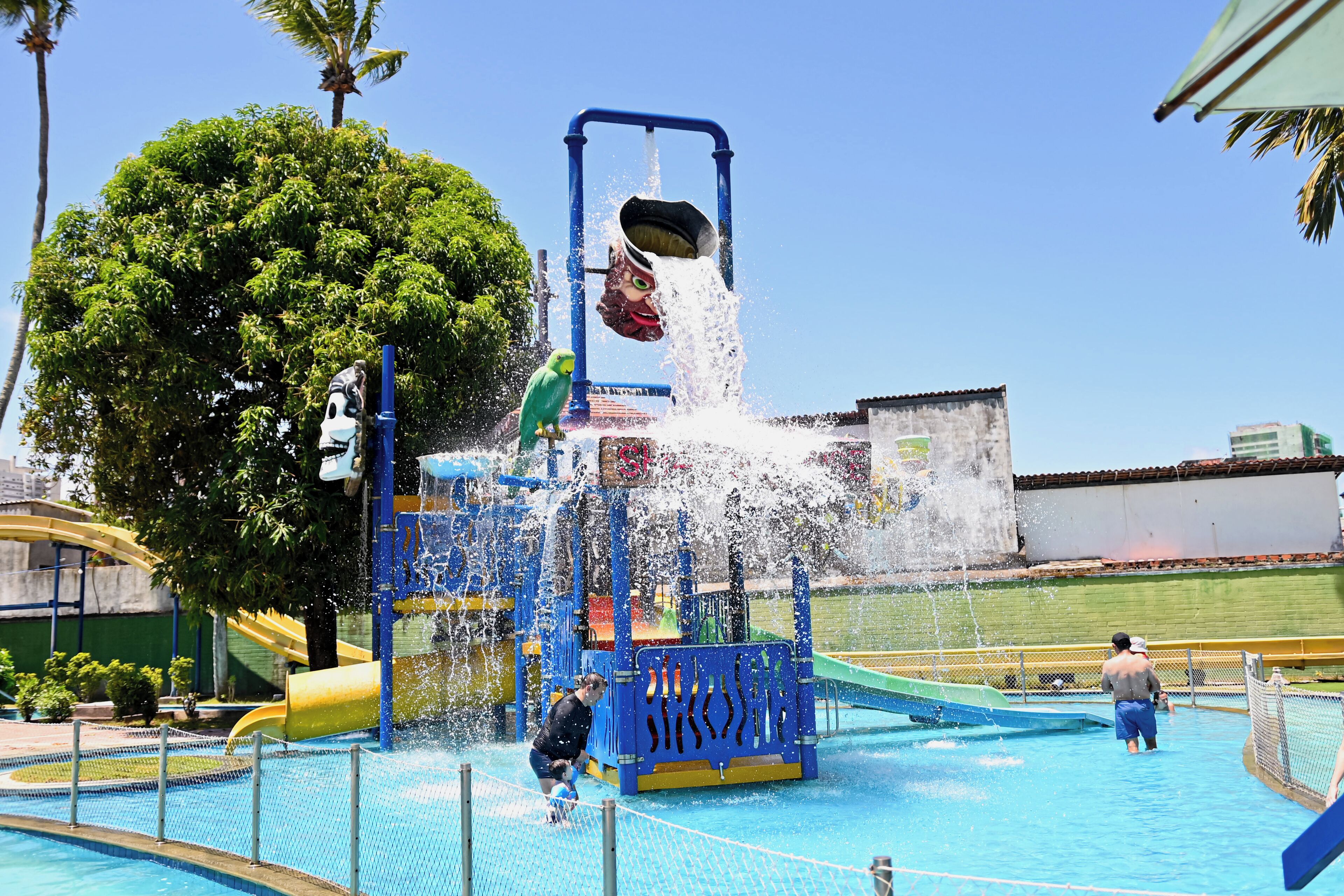 Ein Wasserpark mit Rutsche und Wasserspeier.