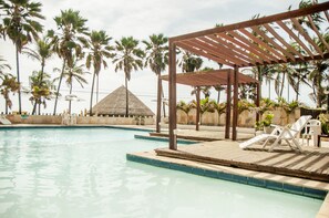 2 piscines extérieures, parasols de plage, chaises longues