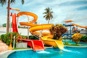 2 outdoor pools, pool umbrellas, sun loungers - Matsubara Acqua Park Hotel (Maceió)