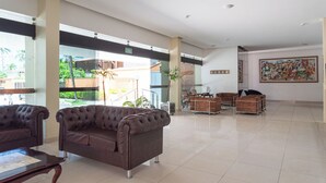 A spacious lobby with a large seating area, a reception desk, and a view of the outdoors. - Ritz Plazamar Hotel (Maceió)