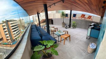 Hồ bơi ngoài trời, ghế dài tắm nắng