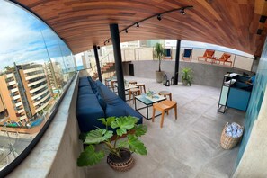 Utendørsbasseng og solsenger