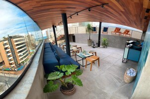 Una piscina al aire libre, tumbonas