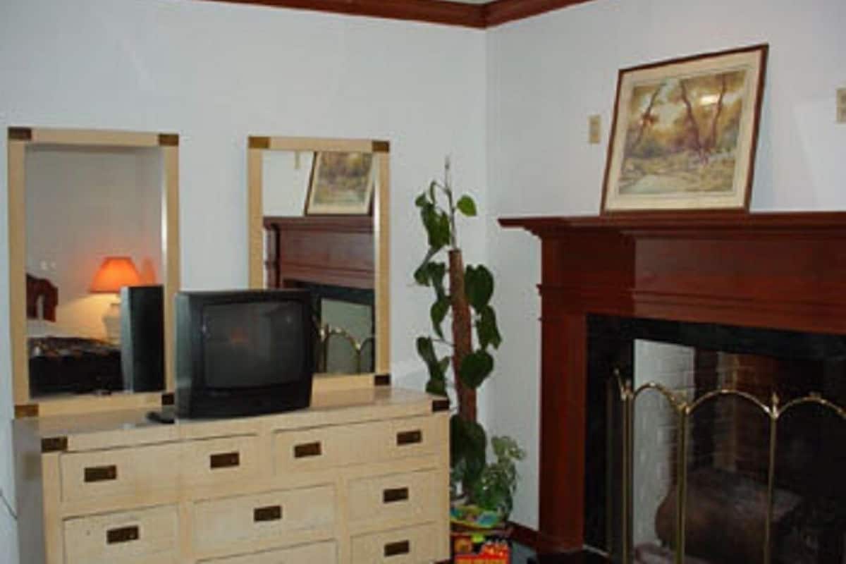 Double Room, Jetted Tub | Desk, WiFi (free), individually decorated, individually furnished