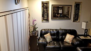Lobby sitting area - Valley Lodge Motel (Selinsgrove)