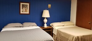 Individually decorated, individually furnished, desk, free WiFi - Valley Lodge Motel (Selinsgrove)