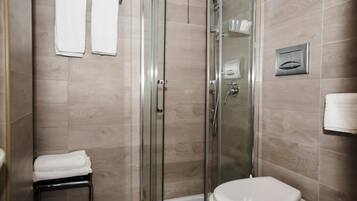 Ducha, artículos de tocador gratuitos, secador de pelo, bidet