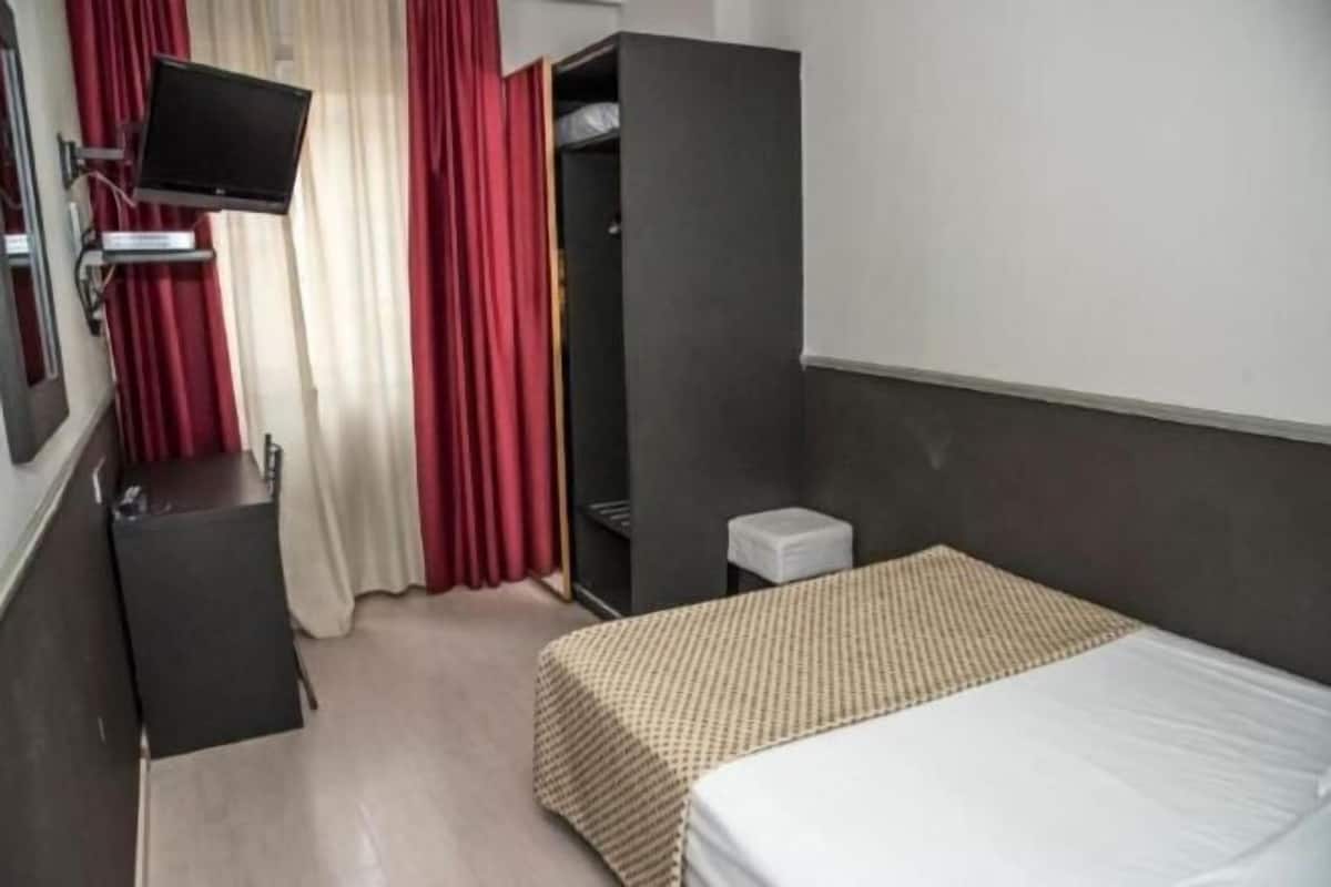 Down duvets, free WiFi, bed sheets