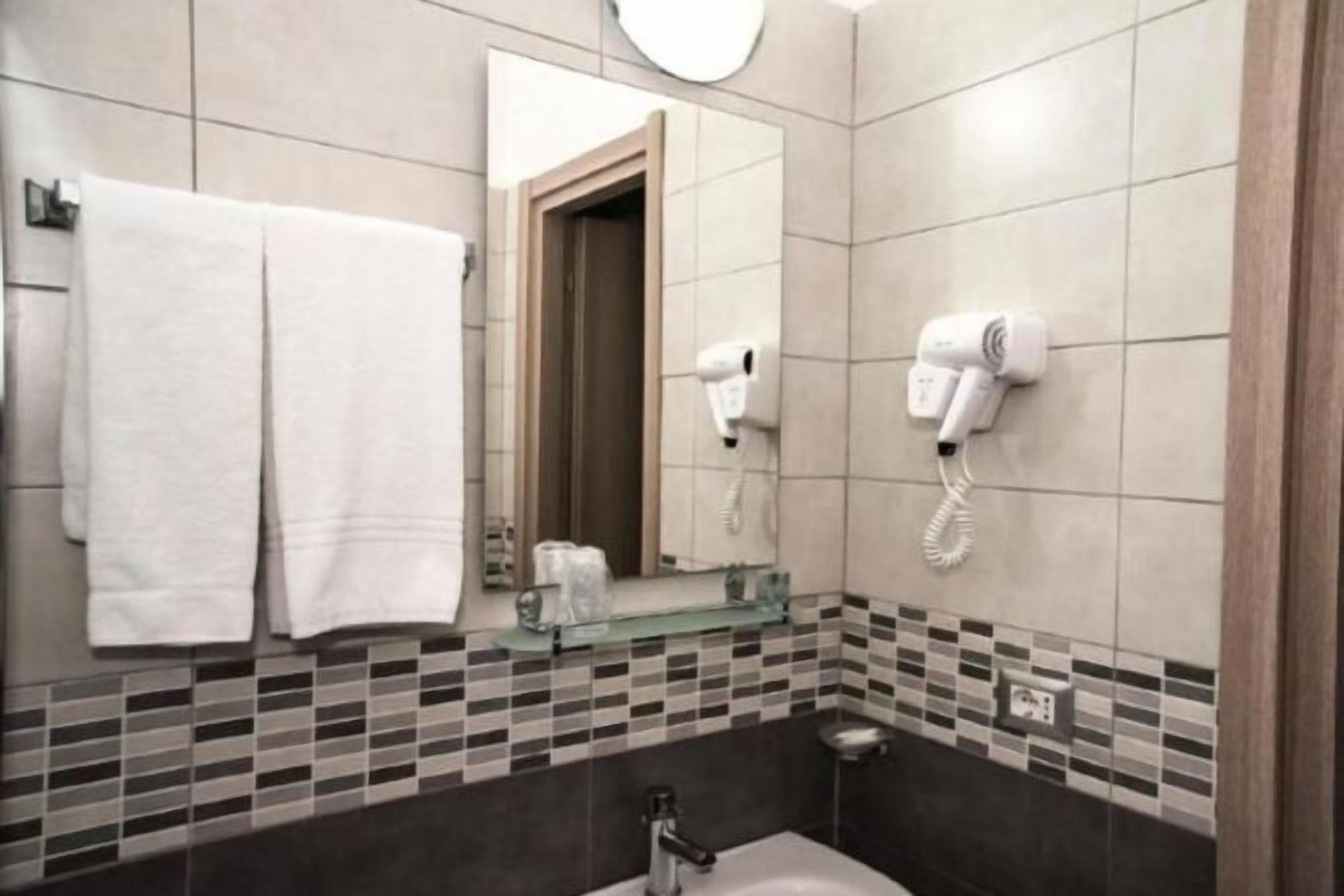 Baño | Ducha, artículos de higiene personal gratuitos, secador de pelo y bidé