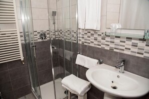 Shower, free toiletries, hair dryer, bidet - Hotel Corallo (Milan)