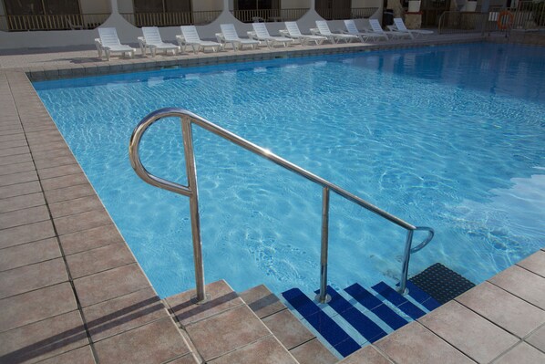 Outdoor pool, pool umbrellas, sun loungers - The Santa Maria Hotel (St. Paul's Bay)