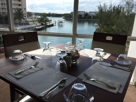 Se sirven desayunos y cocina americana, con vista a la piscina