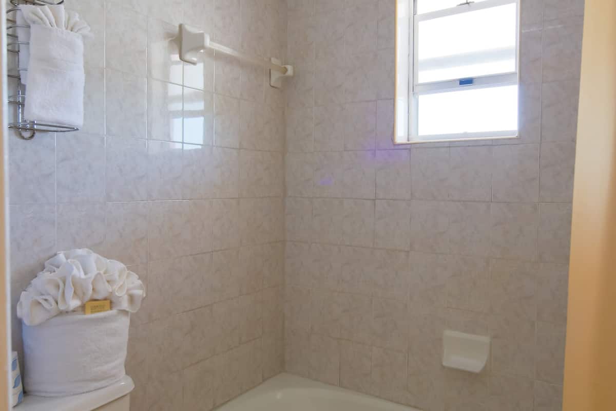 junior studio suite | bathroom | combined shower/bathtub, hair dryer, towels