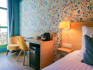 Chambre Double Supérieure 16m² - Vue Notre-Dame | Select Comfort beds, in-room safe, desk, laptop workspace