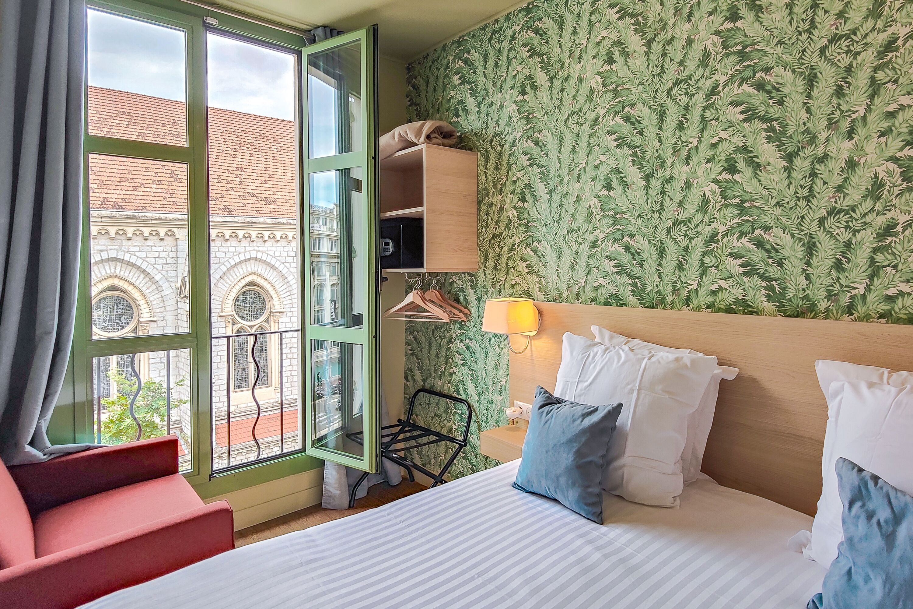 chambre double supérieure 16m² - vue notre-dame | 1 bedroom, select comfort beds, in-room safe, desk