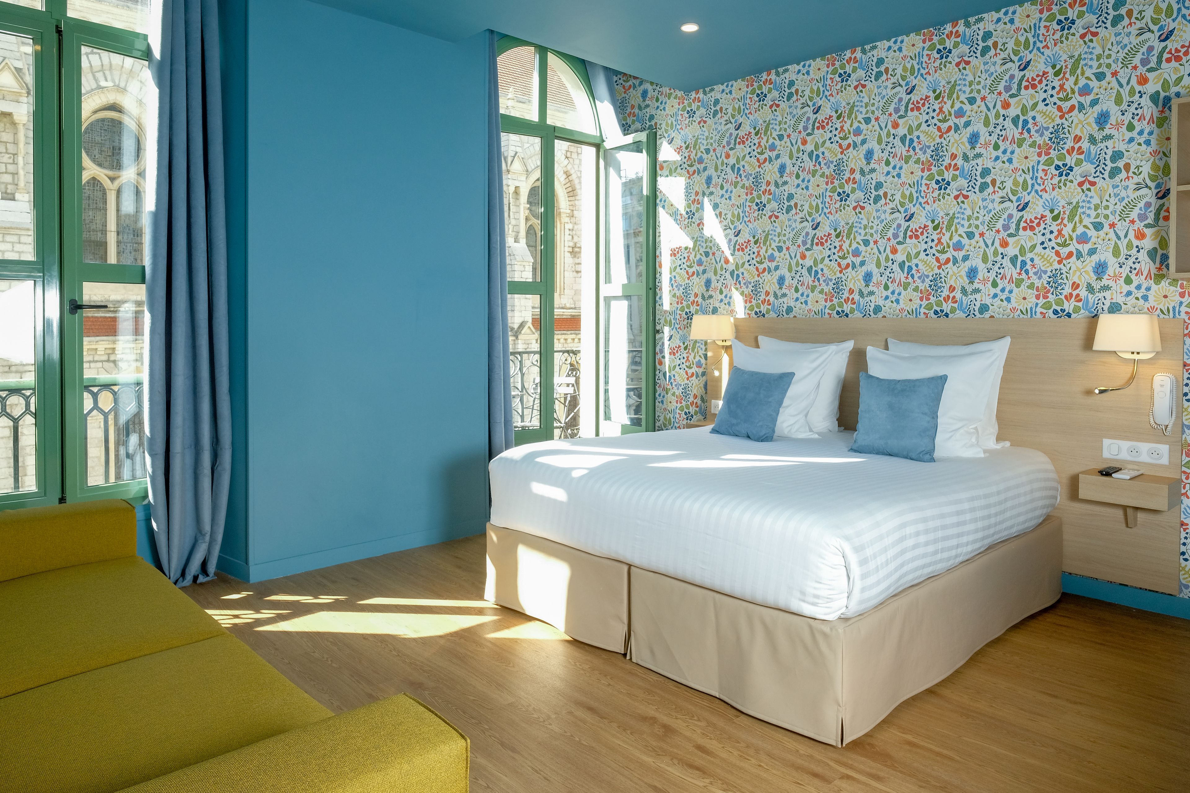 suite junior 20m² avec balcon - vue notre-dame | 1 bedroom, select comfort beds, in-room safe, desk