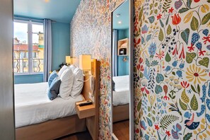 Chambre Petite Double Economique 9m² - Vue Cour | Select Comfort 床墊、房內夾萬、書桌、手提電腦工作空間