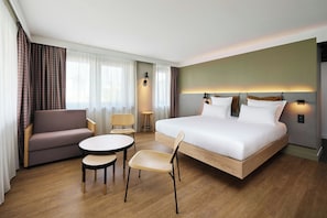 Room, 1 Katil Ratu (Queen) | Peralatan tempat tidur premium, ruang kerja komputer riba