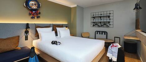 Family Room, 1 Queen Bed, Balcony | Premium bedding, laptop workspace, free WiFi, bed sheets
