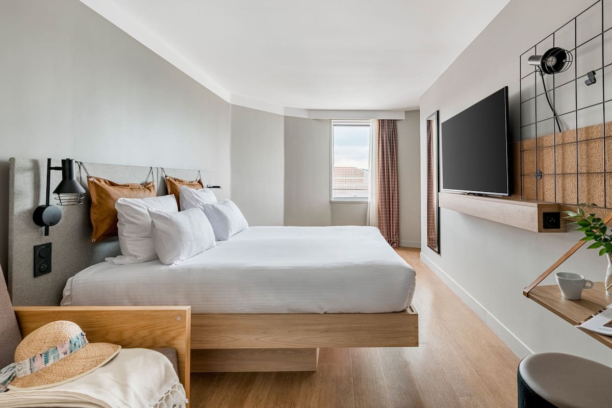 1 bedroom, premium bedding, laptop workspace, free wifi