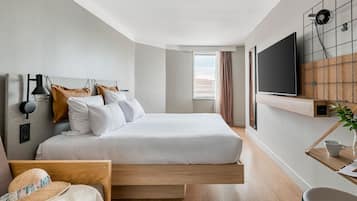 Ropa de cama de alta calidad y espacio para trabajar con laptop