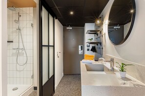 Premium bedding, laptop workspace, free WiFi, bed sheets - Moxy Annecy (Annecy)