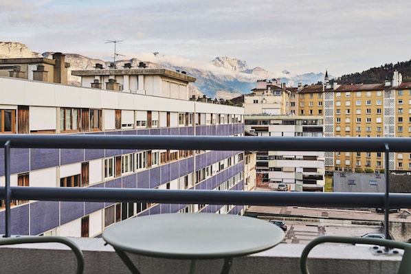 Family Room, 1 Queen Bed, Balcony | Premium bedding, laptop workspace, free WiFi, bed sheets