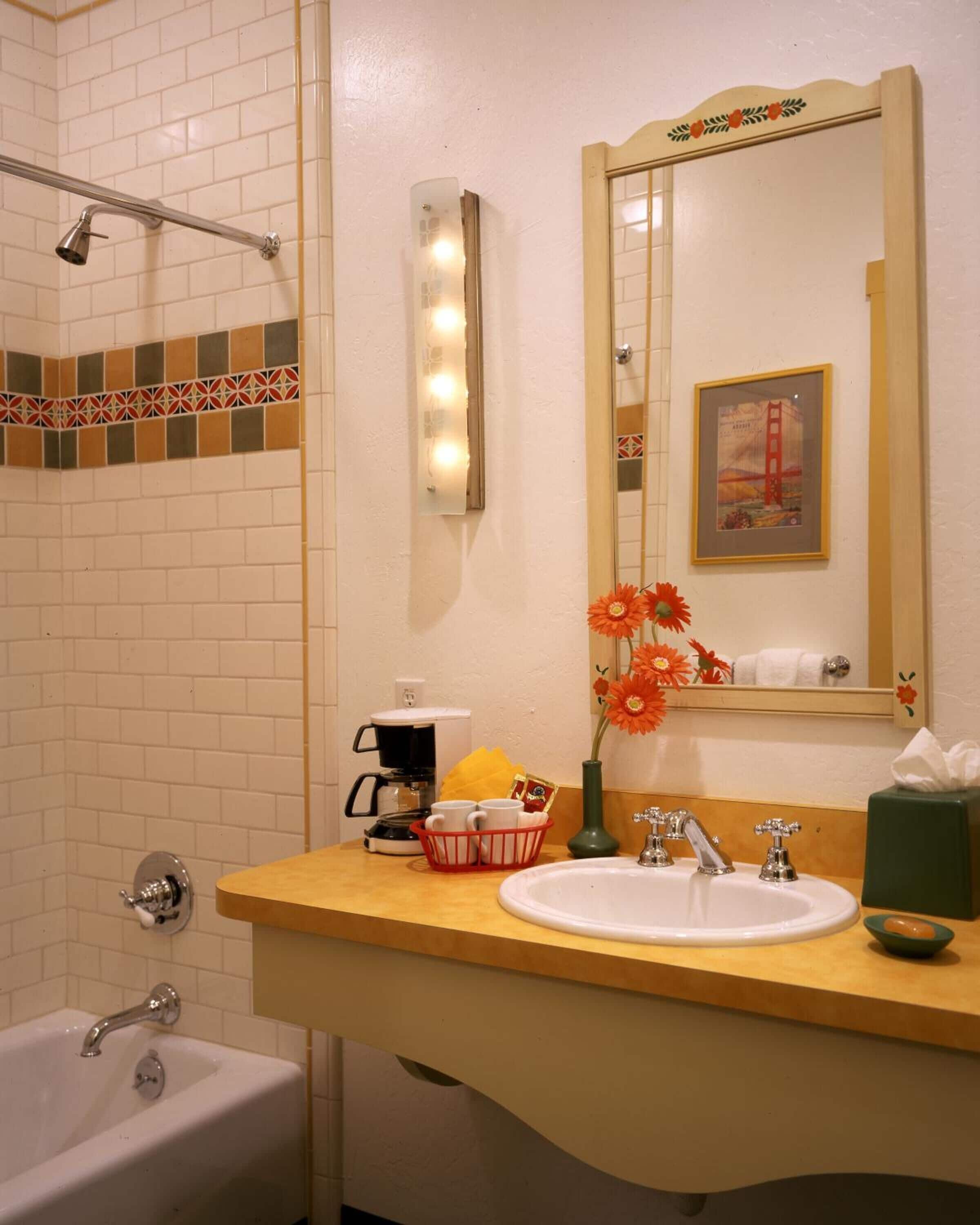 combined shower/bathtub, hair dryer, towels