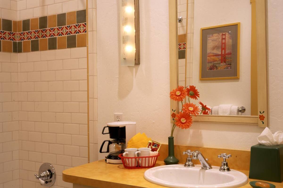 combined shower/bathtub, hair dryer, towels