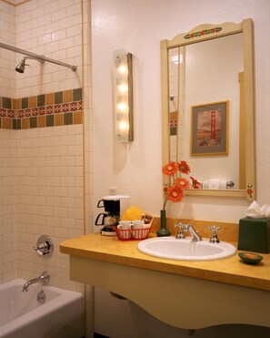 Combined shower/bathtub, hair dryer, towels - Sonoma Creek Inn (Sonoma)