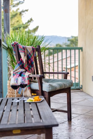 Terrace/patio. Sonoma Creek Inn