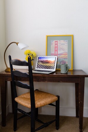 Desk, iron/ironing board, free WiFi, bed sheets - Sonoma Creek Inn (Sonoma)